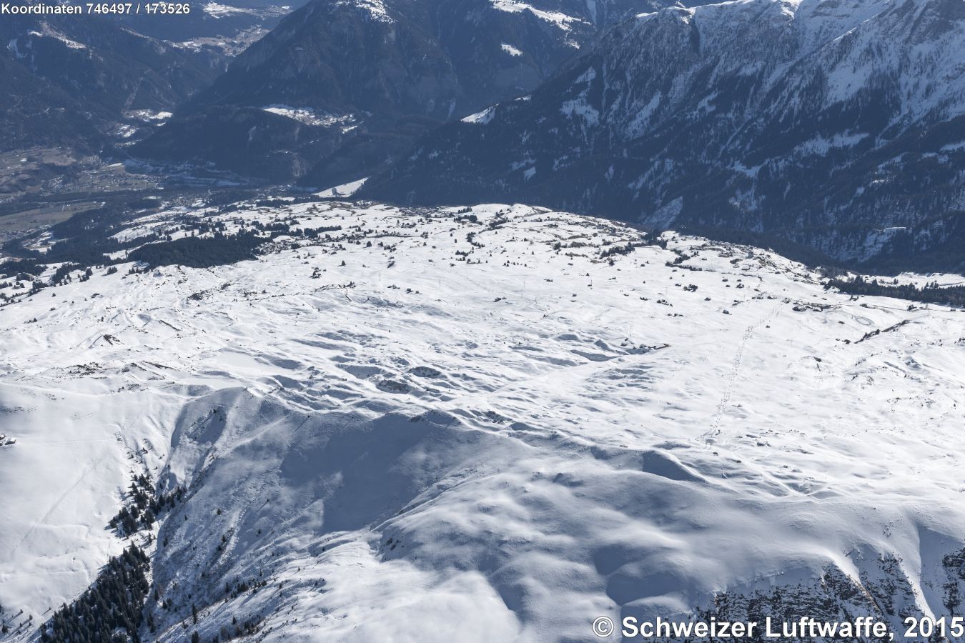 Heinzenberg, oberhalb Tschappina. Skilift von Obergmeind zur Lüschalp.(Position: 2'746'512.28, 1'173'590.89) im rechten Bildteil. Blick hinunter nach Thusis Richtung NE.